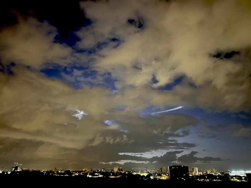 שמים לפנות בוקר בזמן טילים